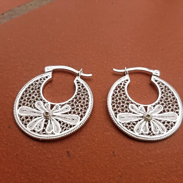 Candongas Medianas flores en Metal Plata Accesorio - Imagen 2