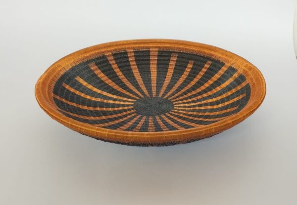 Plato Floral Artesanal en Fibra de Palma Werregue y Cobre