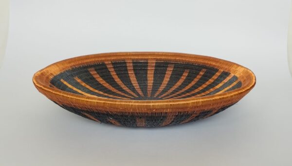 Plato Floral Artesanal en Fibra de Palma Werregue y Cobre - Imagen 2