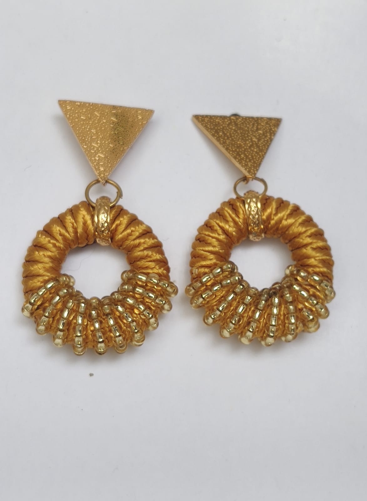 Aretes Chispa Dorada - Imagen 2